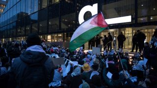 Pro-palästinensische Demonstranten vor dem Axel-Springer-Haus (dpa/ Kuenne))