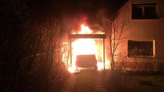 Ein brennendes Fahrzeug steht am 01.02.2018 in Berlin-Neukölln in der Garage von Linken-Politiker Ferat Koçak. (Quelle: dpa/Die Linke Berlin/Ferat Koçak)