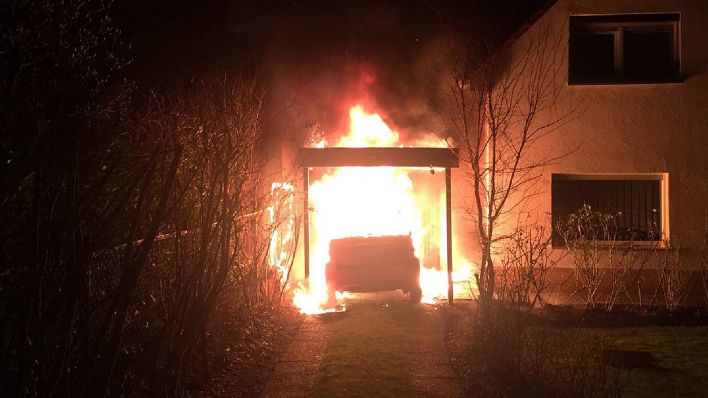 Ein brennendes Fahrzeug steht am 01.02.2018 in Berlin-Neukölln in der Garage von Linken-Politiker Ferat Koçak. (Quelle: dpa/Die Linke Berlin/Ferat Koçak)
