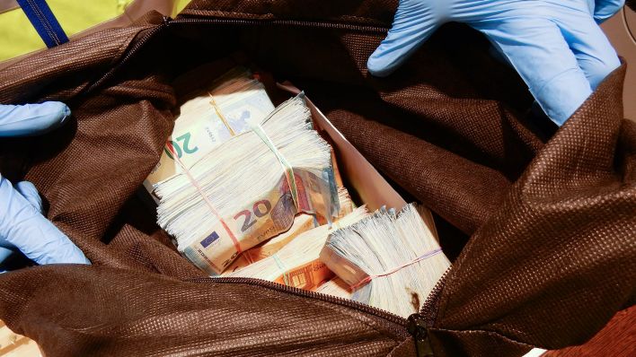 Symbolbild: Beschlagnahmte Geldbündel liegen in einer Tasche.(Quelle:picture alliance/dpa/Landeskriminalamt NRW)