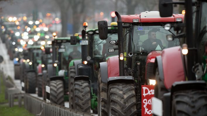 Archivbild: Traktoren fahren zum Bauernprotest am 26.11.2019.(Quelle: Picture Alliance/Soeren Stache)