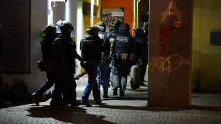 Symbolbild: Eine SEK-Einheit geht in der Nacht in ein Haus am Mehringplatz. (Quelle: dpa/Paul Zinken)