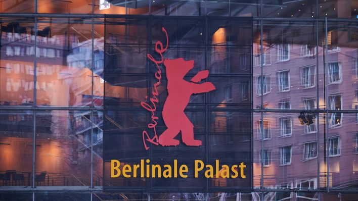Symbolbild: Im Rahmen der Berlinale Vorbereitungen werden sowohl der Berlinale-Bär als auch der Schriftzug an den Berlinale Palast angebracht. (Quelle: dpa-Bildfunk/Annette Riedl)