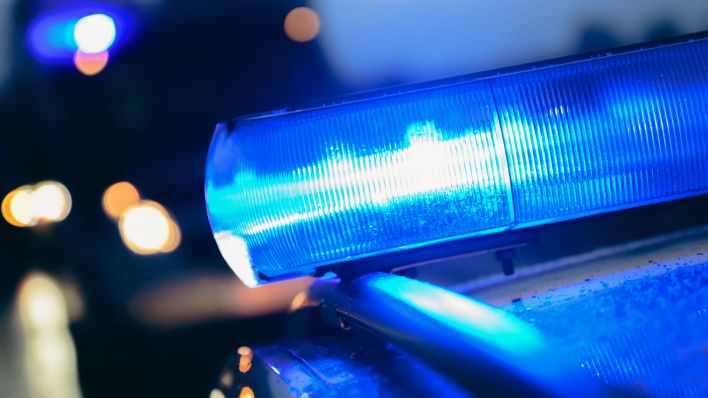 Symbolbild: Eine Nahaufnahme eines eingeschaltetes Blaulicht von einem Polizeiauto. (Quelle: dpa/Werner Kerschbaummayr)