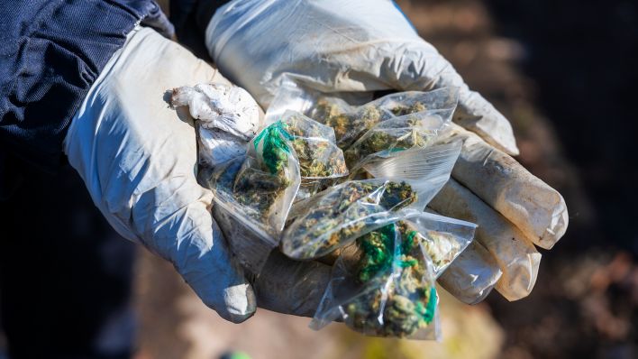 Eine Polizistin hält am 05.03.2021 Drogen in der Hand, die ein Rauschmittel Spürhund bei einem Polizeieinsatz im Görlitzer Park gefunden hat. (Quelle: dpa/Christophe Gateau) Eine Polizistin hält am 05.03.2021 Drogen in der Hand, die ein Rauschmittel Spürhund bei einem Polizeieinsatz im Görlitzer Park gefunden hat. (Quelle: dpa/Christophe Gateau)