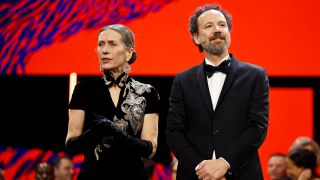 Carlo Chatrian, künstlerischer Direktor der Berlinale, und Mariette Rissenbeek, Geschäftsführerin der Berlinale, stehen während der Preisverleihung bei der Abschlussgala im Berlinale Palast auf der Bühne. (Quelle: dpa/Skolimowska)