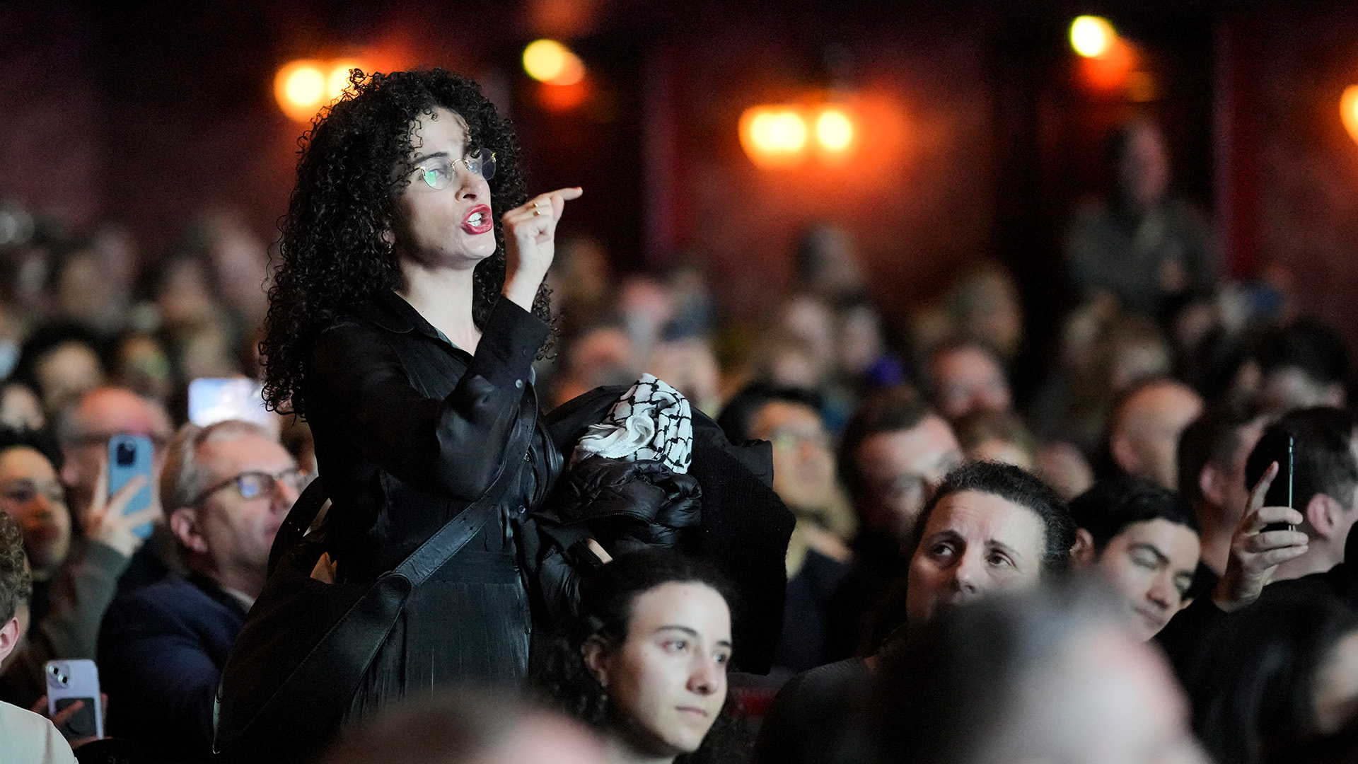 Eine Frau unterbricht mit lauten Rufen gegen Israel die Veranstaltung "Cinema for Peace" mit Hillary Clinton in Berlin. (Quelle: dpa/AP/Markus Schreiber)