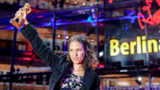 Director Mati Diop displays the Golden Bear she received for her documentary "Dahomey" at the International Film Festival, Berlinale, in Berlin. (Quelle: dpa/Schreiber)