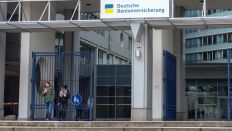 Archivbild: Eingang des Dienstgebaeudes der Deutschen Rentenversicherung Bund in der Berliner Schreiberhauer Strasse Berlin. (Quelle: dpa/Wiedl)