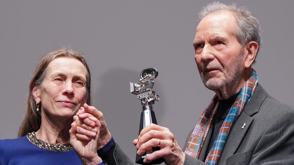 Regisseur Edgar Reitz (r) bekommt im Rahmen der Berlinale im Haus der Berliner Festspiele die Berlinale-Kamera von Mariette Rissenbeek, Leiterin der Berlinale.