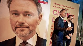 Christian Lindner (FDP,l), Bundesminister der Finanzen, und Zyon Braun (FDP), Landesvorsitzender in Brandenburg. (Quelle: dpa/Sommer)
