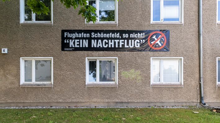 "Flughafen Schönefeld, so nicht" "Kein Nachtflug" steht am 29.06.2022 auf einem Protest-Banner am Rathaus Blankenfelde-Mahlow, Brandenburg. (Quelle: dpa/imageBROKER/Arnulf Hettrich)