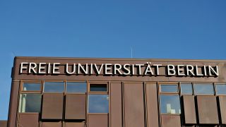 Symbolbild: Das Gebäude der Freien Universität Berlin von außen am 13.11.2023.(Quelle: dpa/Wolfram Steinberg)