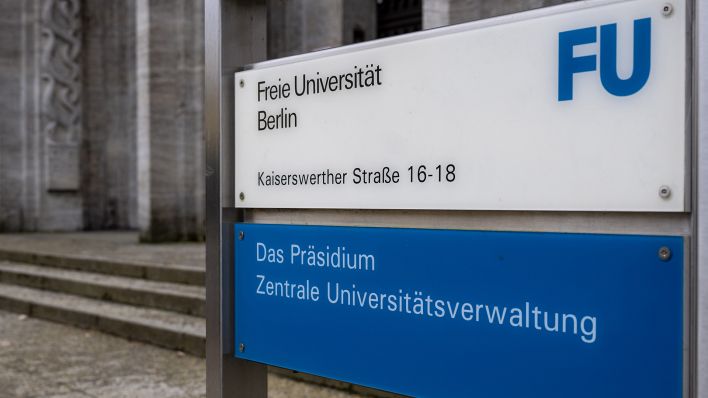 Ein Aufsteller mit der Aufschrift «Freie Universität Berlin. Das Präsidium. Zentrale Universitätsverwaltung» steht am 08.02.2024 vor einem Uni-Gebäude. (Quelle: dpa/Monika Skolimowska)
