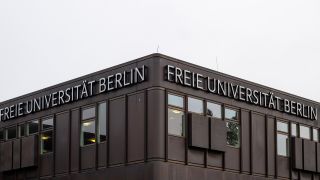 Der Schriftzug «Freie Universität Berlin» ist an der Fassade eines Uni-Gebäudes auf dem Campus der FU angebracht. (Quelle: dpa/Monika Skolimowska)