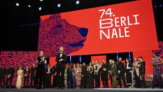 ward winners pose for a family photo during the awards ceremony of the 74th Berlinale International Film Festival, in Berlin. (Quelle: dpa/Anadolu)
