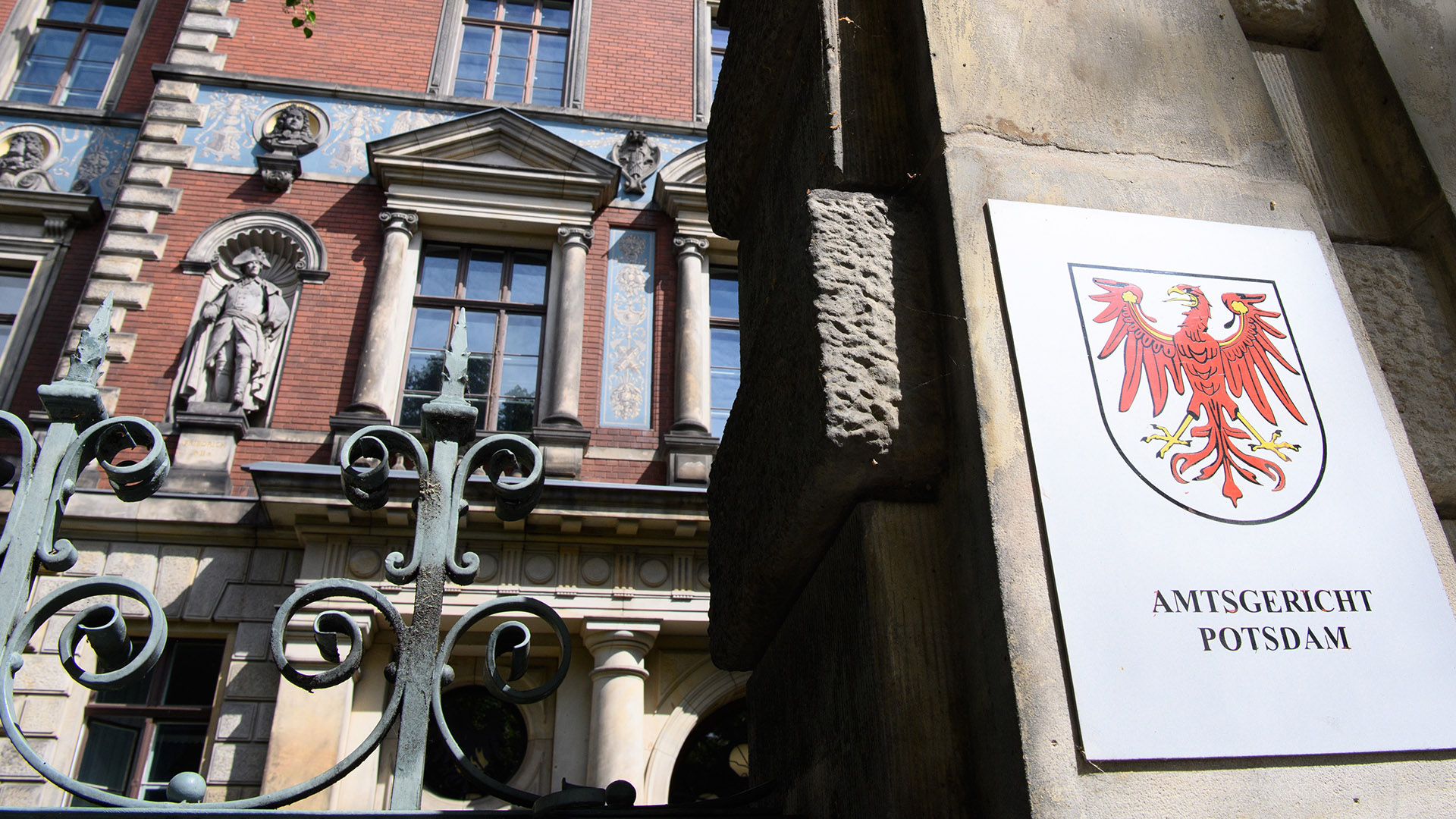 Archivbild: Der Eingang zum Potsdamer Amtsgericht. (Quelle: dpa/Stache)