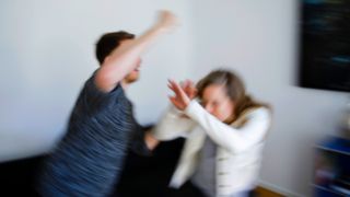 Symbolbild: Eine Frau wird von einem Mann geschlagen (gestellte Aufnahme). (Quelle: dpa/Thomas Trutschel)