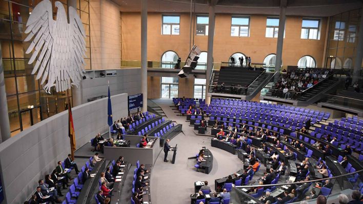 Abgeordnete nehmen an der Sitzung des Bundestags teil. Der Bundestag stimmt am Freitag abschließend über den Bundeshaushalt 2024 ab. (Quelle: dpa/Utz)