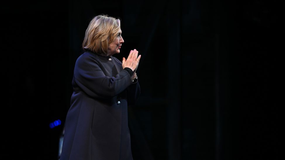 Hillary Clinton, ehemalige Außenministerin der USA, kommt am 19.02.2024 zum Cinema for Peace "Special Evening with Hillary Clinton" im Theater des Westens in Berlin. (Quelle: dpa/Sebastian Christoph Gollnow)