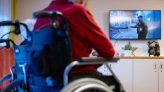 Bewohner eines Senioren- und Pflegezentrums sitzen am 09.01.2024 im Aufenthaltsraum und schauen Fernsehen. (Quelle: dpa/Oliver Dietze)