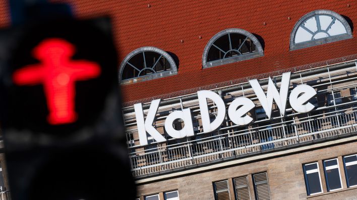 Symbolbild: Vor dem Kaufhaus KaDeWe steht eine rote Ampel. (Quelle: dpa/Christophe Gateau)