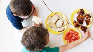 Symbolbild:Zwei Kinder sitzen zum Frühstück in einem Kindergarten am Tisch.(Quelle:picture alliance/dpa-Zentralbild/S.Kahnert)