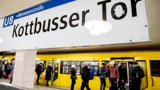 Archivbild: Eine U-Bahn der Linie 8 steht im Bahnhof Kottbusser Tor, während Fahrgäste ein- und aussteigen. (Quelle: dpa/Soeder)