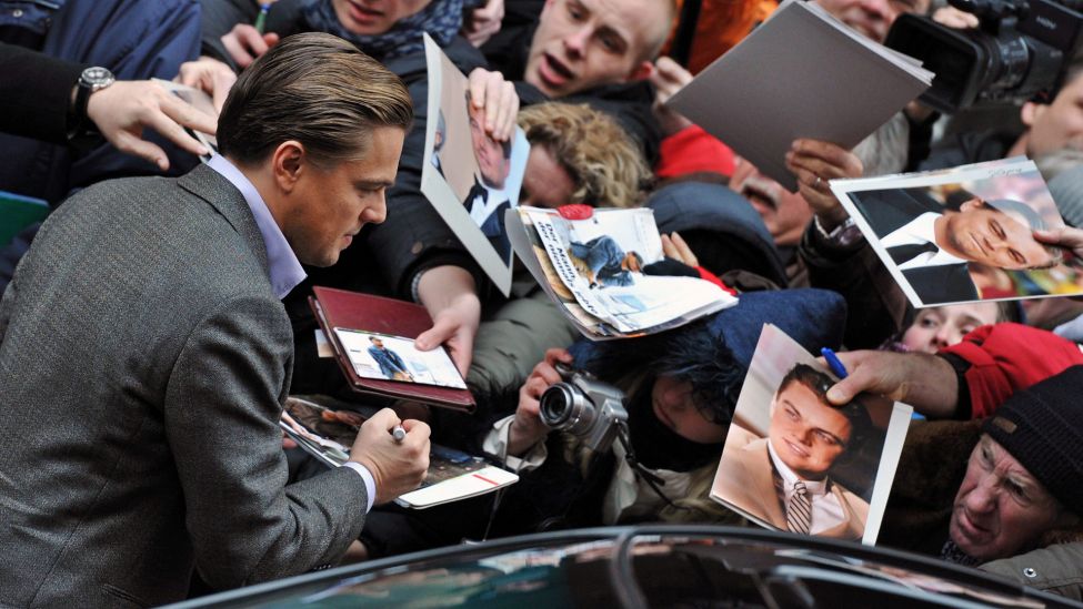 Am 13.02.2010 gibt Leonardo diCaprio auf der Berlinale Autogramme. (Quelle: dpa/Arno Burgi)
