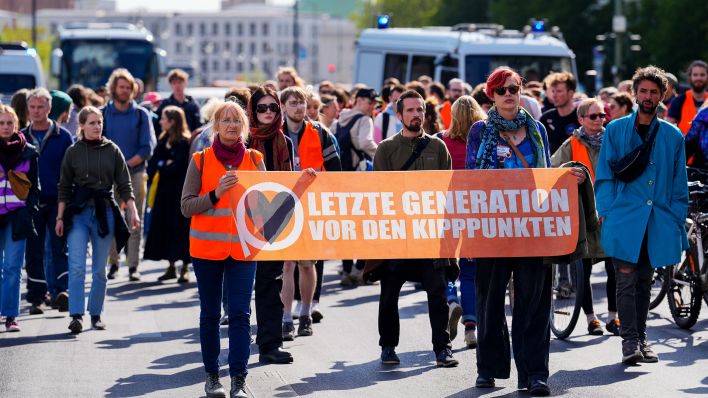 Archivbild:Aktivist:innen der Gruppe Letzte Generation bei einem Protestmarsch am 17.05.2023.(Quelle:picture alliance/SULUPRESS/M.Vorwerk)