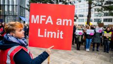 Archivbild: «MFA am Limit» steht bei einer Kundgebung von Medizinischen Fachangestellten (MFA) zum Warnstreik des Verbands medizinischer Fachberufe (Vmf) vor der Bundesärztekammer auf einem Schild. (Quelle: dpa/Soeder)