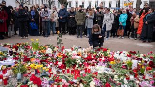 Menschen stehen nach dem Tod des Regimekritikers Alexej Nawalny vor der russischen Botschaft in Berlin-Mitte vor Blumen. (Quelle: dpa/Sommer)
