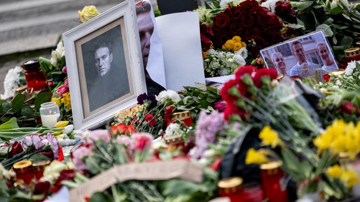 Blumen und Bilder liegen nach dem Tod Nawalnys vor der russischen Botschaft. (Quelle: dpa/Sommer)