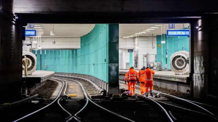 Archivbild: Arbeiter gehen bei einer Baustellen-Begehung des Nord-Süd-Tunnels der Berliner S-Bahn im Gleisbett des Anhalter Bahnhofs. (Quelle: dpa/Soeder)
