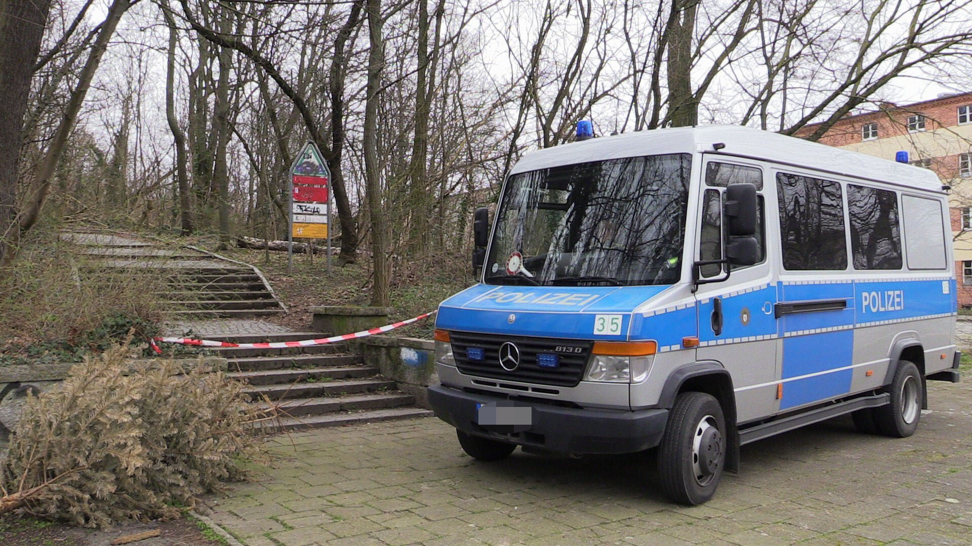 Ein Fahrzeug der Berliner Polizei steht an einem abgesperrten Zugang zum Park. Im Berliner Volkspark Prenzlauer Berg ist am Dienstagvormittag der abgetrennte Oberschenkel eines Menschen entdeckt worden. (Quelle: dpa/Totaro)