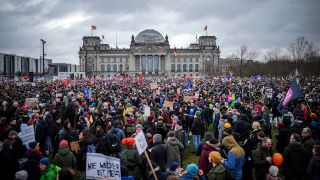 Archivbild: Zahlreiche Menschen nehmen mit Plakaten an der Demonstration eines Bündnisses «Wir sind die Brandmauer» für Demokratie und gegen Rechtsextremismus vor dem Reichstagsgebäude teil. (Quelle: dpa/Nietfeld)