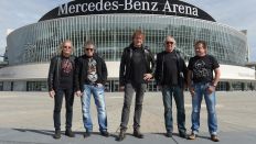 Die Band Puhdys vor der Arena am Ostbahnhof (picture alliance/dpa/Rainer Jensen)