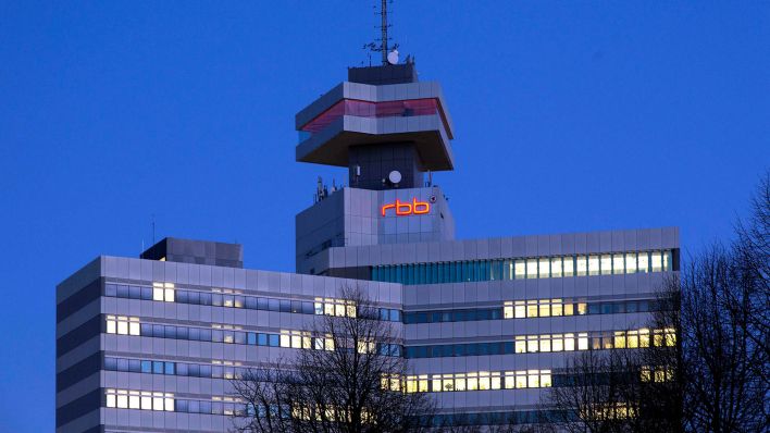 Archivbild: Blick auf das rbb-Fernsehzentrum am Theodor-Heuss-Platz in Berlin. (Quelle: dpa/Eckel)