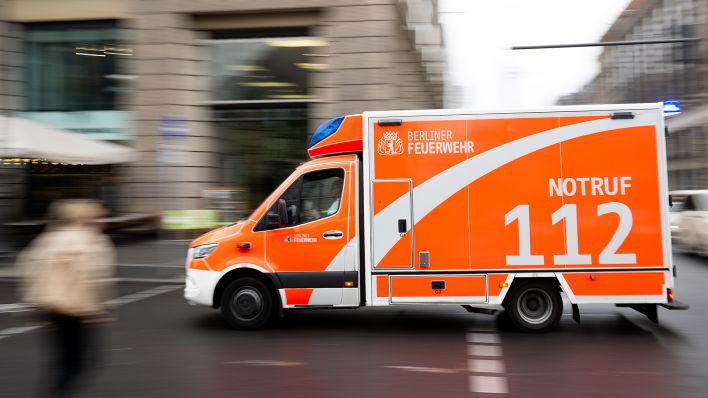 Ein Rettungswagen der Berliner Feuerwehr fährt am 24.10.2023 auf der Straße "Unter den Linden" in Berlin. (Quelle: dpa/Sebastian Gollnow)