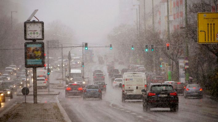 Archivbild: Schneeregen auf der Straße in Berlin Lichtenberg. (Quelle: dpa/Geisler)