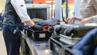 Archivbild: Das Handgepäck von Passagieren wird im Sicherheitsbereich vom Flughafen bei einer Gepäckkontrolle kontrolliert. (Quelle: dpa/Kalaene)