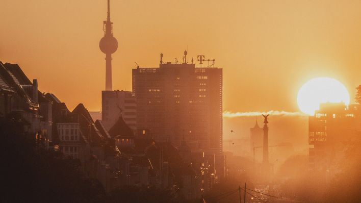 Symbolbild: Die Siegessaeule und der Fernsehturm zeichnen sich ab vor der aufgehenden Sonne in Berlin. (Quelle: dpa/Gaertner)