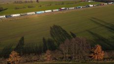 Rund zehn Kilometer vor dem deutsch-polnischen Grenzübergang stauen sich Lkw auf der Autobahn A12 in Richtung Polen (Luftaufnahme mit einer Drohne). (Quelle: dpa-Zentralbild/Patrick Pleul)