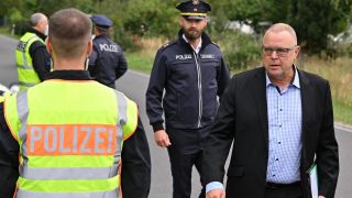 Archivbild: Michael Stübgen (CDU, r), Innenminister von Brandenburg, kommt zu einer Pressekonferenz bei einer Polizei-Kontrolle gegen Schleuser. (Quelle: dpa/Pleul)