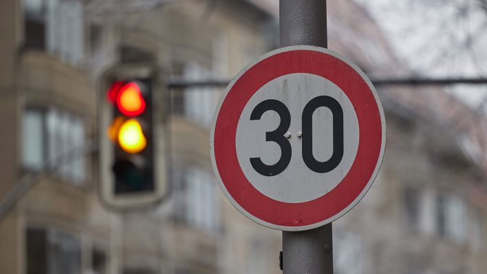 Symbolbild: Ein Schild weist Autofahrer auf der Torstraße auf Tempo 30 hin. (Quelle: dpa/Carstensen)