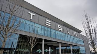 Archivbild: Eingang zur Gigafabrik von Tesla in Brandenburg. ( Quelle: Picture Alliance / Christophe Gateau)