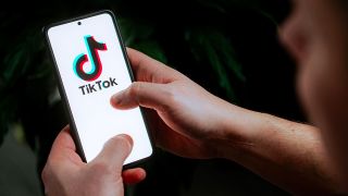Symbolbild: Auf einem Handydisplay ist die App Tiktok zu sehen am 25.01.2024.(Quelle: Picture Alliance/Mateusz Slodkowski)