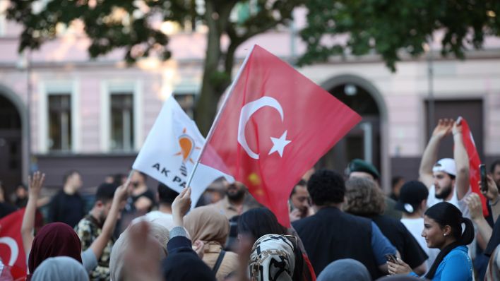 Symbolbild: Anhänger des türkischen Präsidenten Erdogan versammeln sich im Berliner Bezirk Kreuzberg. (Quelle: dpa/dts)