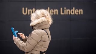 Symbolbild: Eine Frau tippt am 04.12.2020 im U-Bahnhof Unter den Linden auf ihrem Handy. (Quelle: dpa/Fabian Sommer)