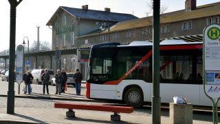 Archivbild: Ein Bus der UVG - Uckermärkische Verkehrs Gesellschaft - steht in Angermünde (Brandenburg) an der Haltestelle vor dem Bahnhof. (Quelle: dpa/Settnik)